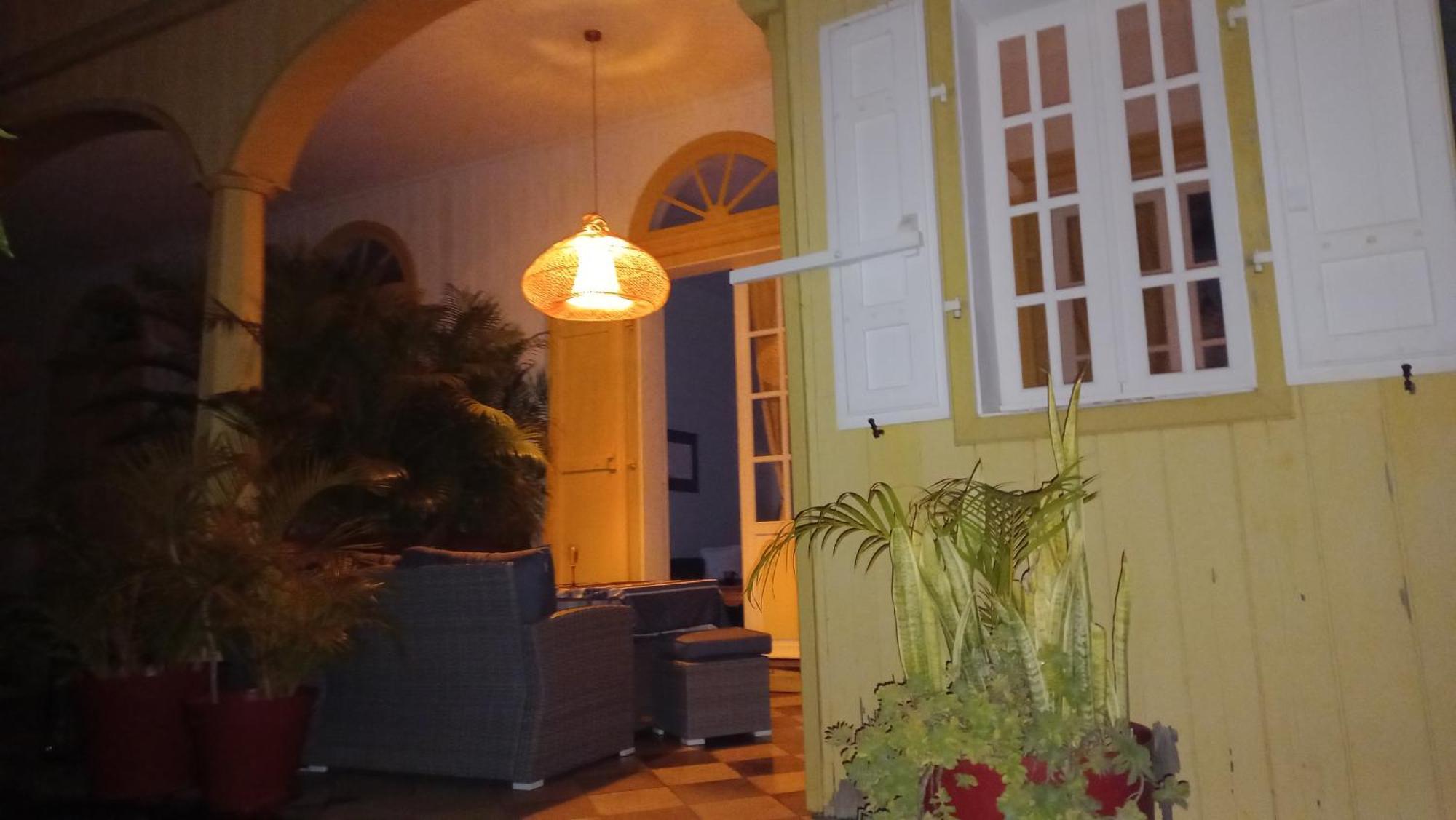 T2 avec parking dans Villa d'exception en Centre-ville de St-Pierre Saint Pierre Extérieur photo